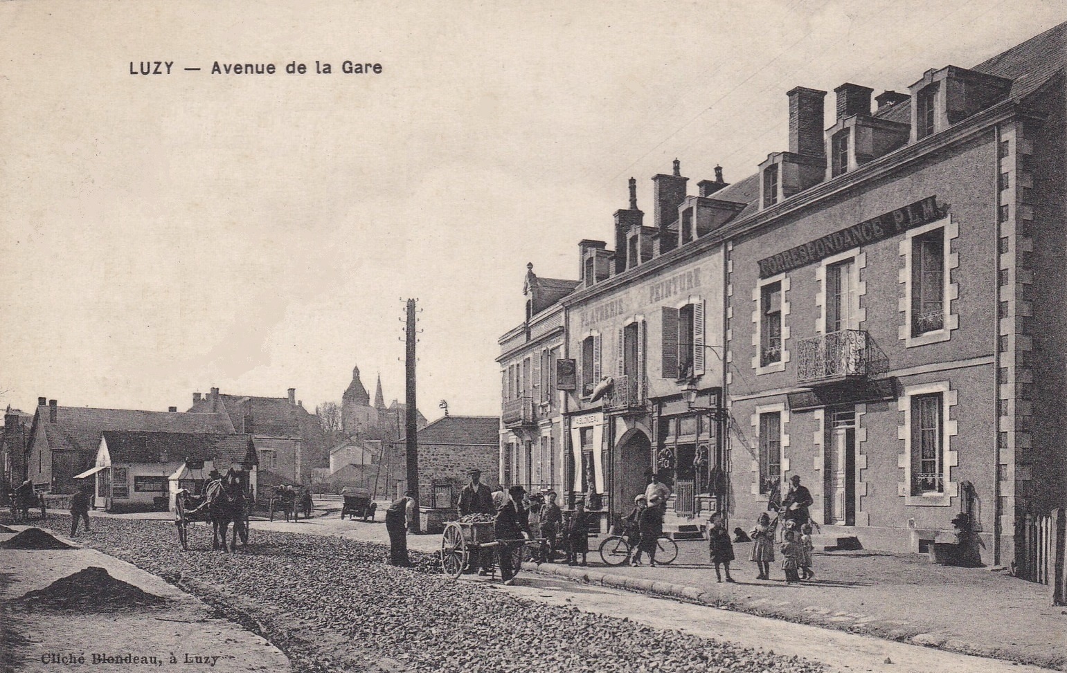 Luzy (Nièvre) L'avenue de la gare CPA