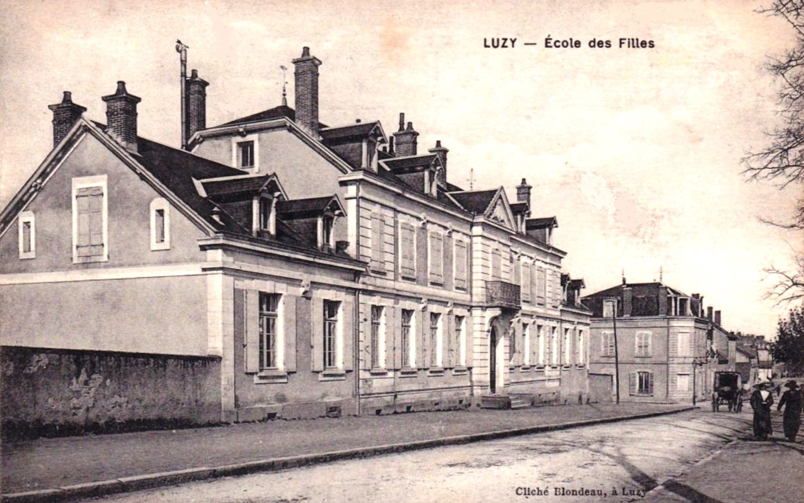 Luzy (Nièvre) L'école de filles CPA