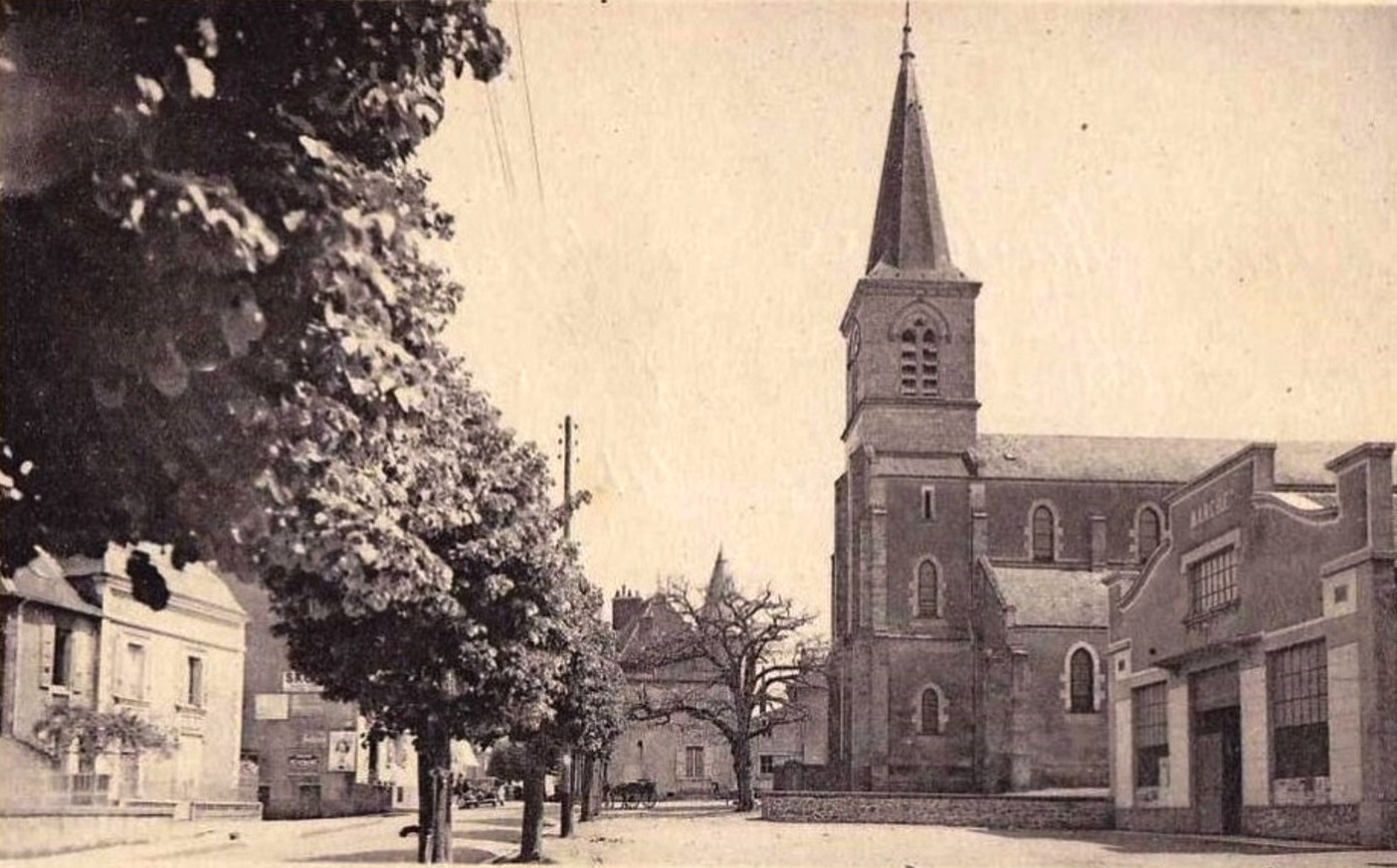 Luzy (Nièvre) L'église et le marché couvert CPA