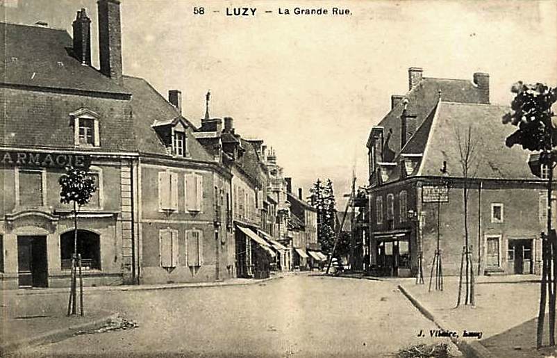 Luzy (Nièvre) La Grande rue CPA