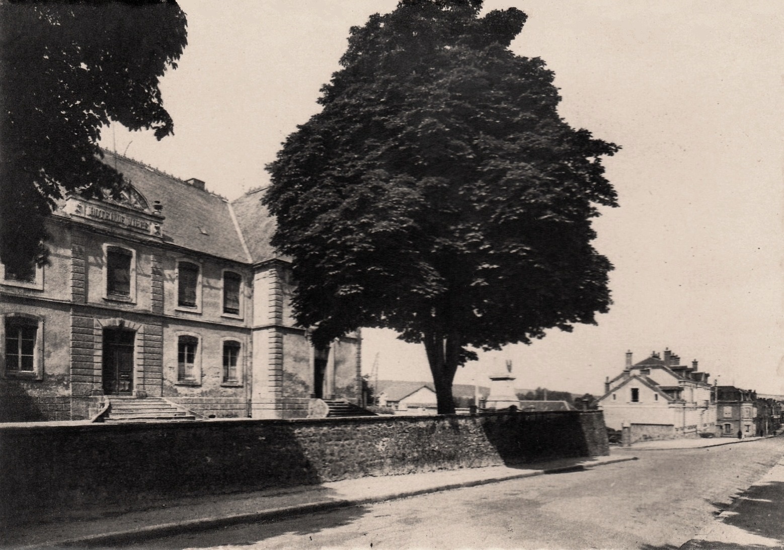 Luzy (Nièvre) La Mairie CPA