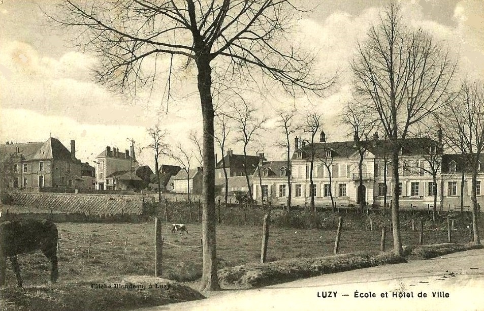 Luzy (Nièvre) La Mairie CPA