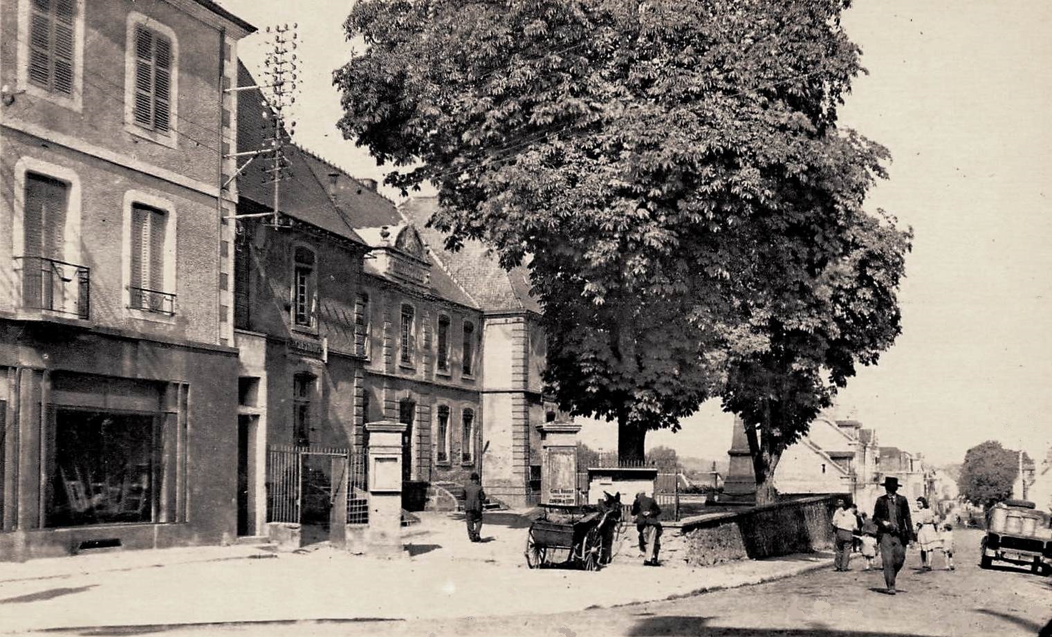 Luzy (Nièvre) La Mairie et l'avenue de la gare CPA