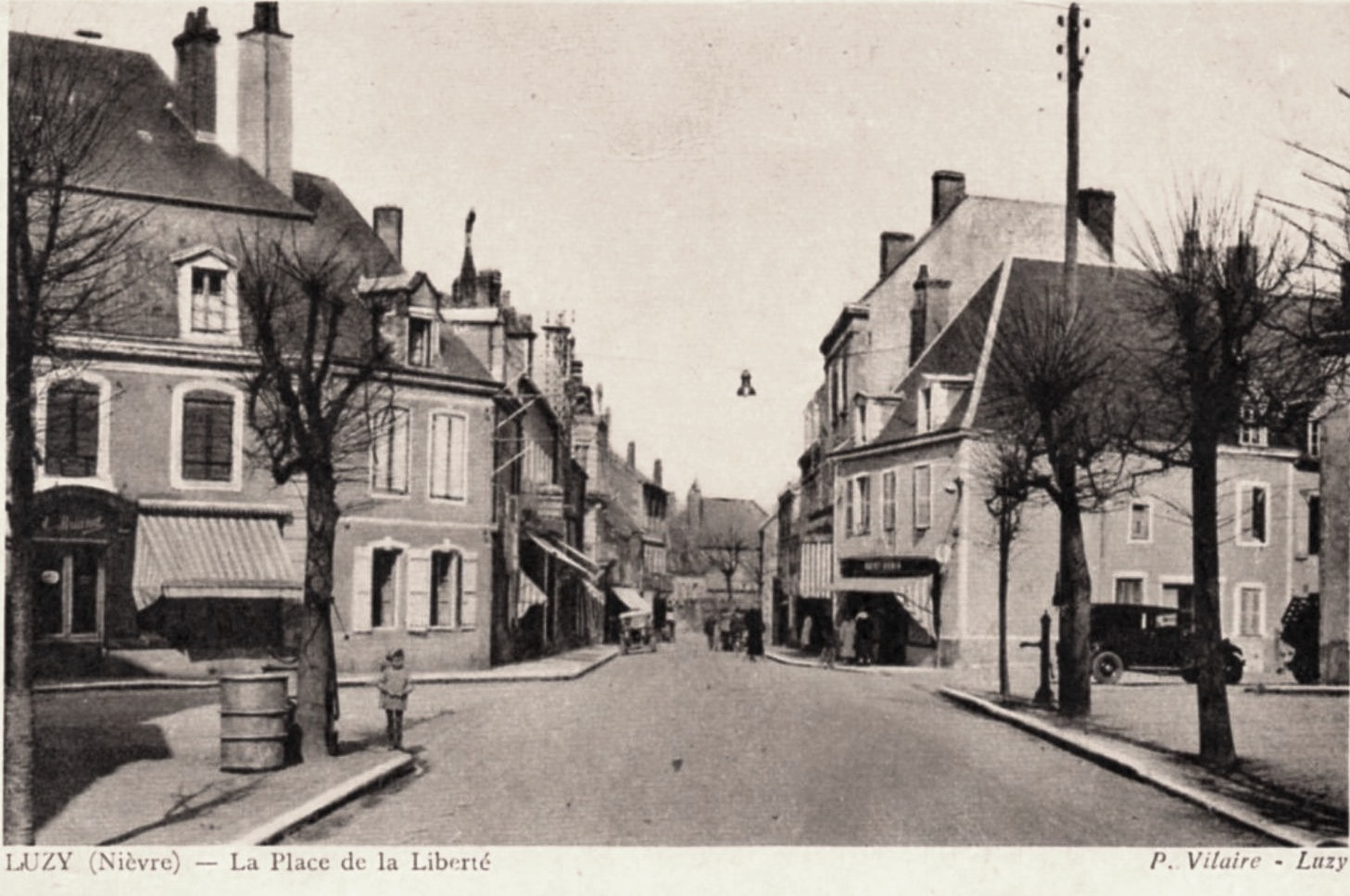 Luzy (Nièvre) La Place de la Liberté CPA