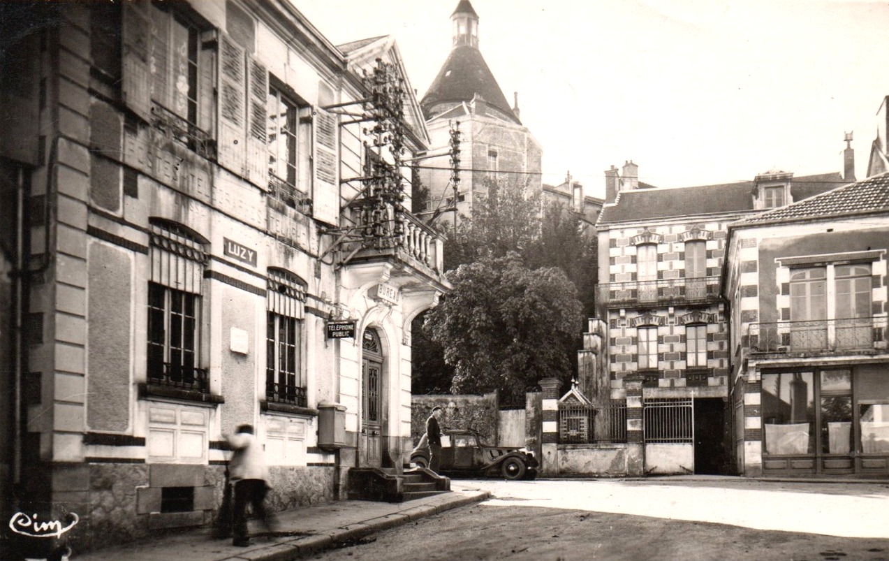 Luzy (Nièvre) La Poste et la tour CPA