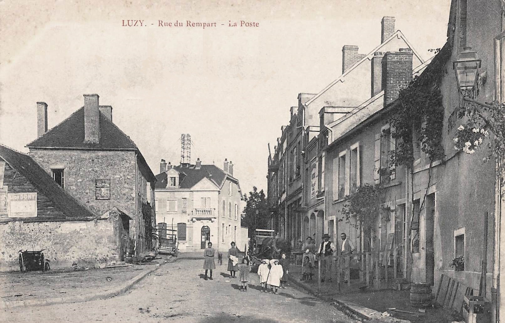 Luzy (Nièvre) La Poste, rue du rempart CPA