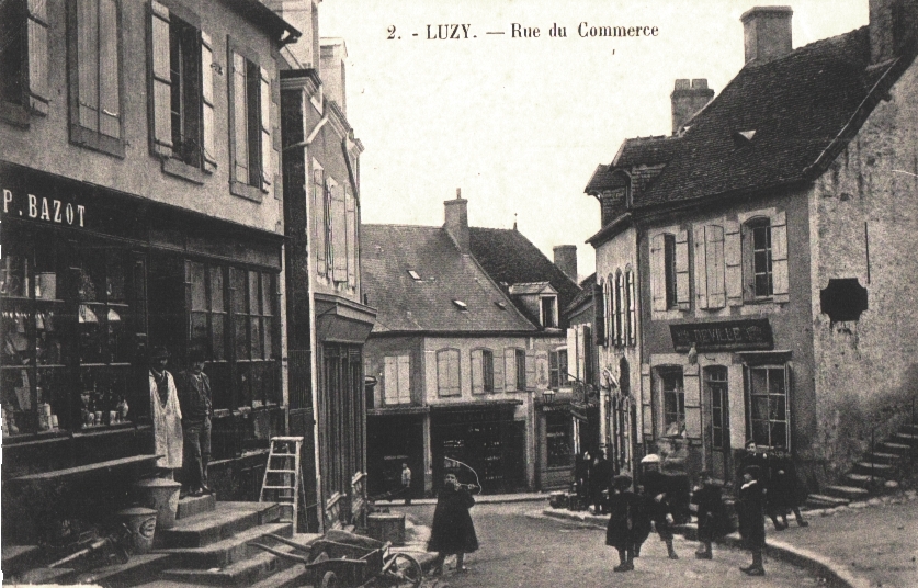 Luzy (Nièvre) La rue du commerce CPA