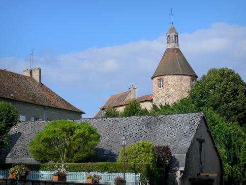 Luzy (Nièvre) la tour du château des Barons