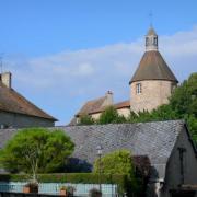 Luzy (Nièvre) la tour du château des Barons