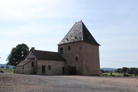 Luzy (Nièvre) Le château de Montarmin