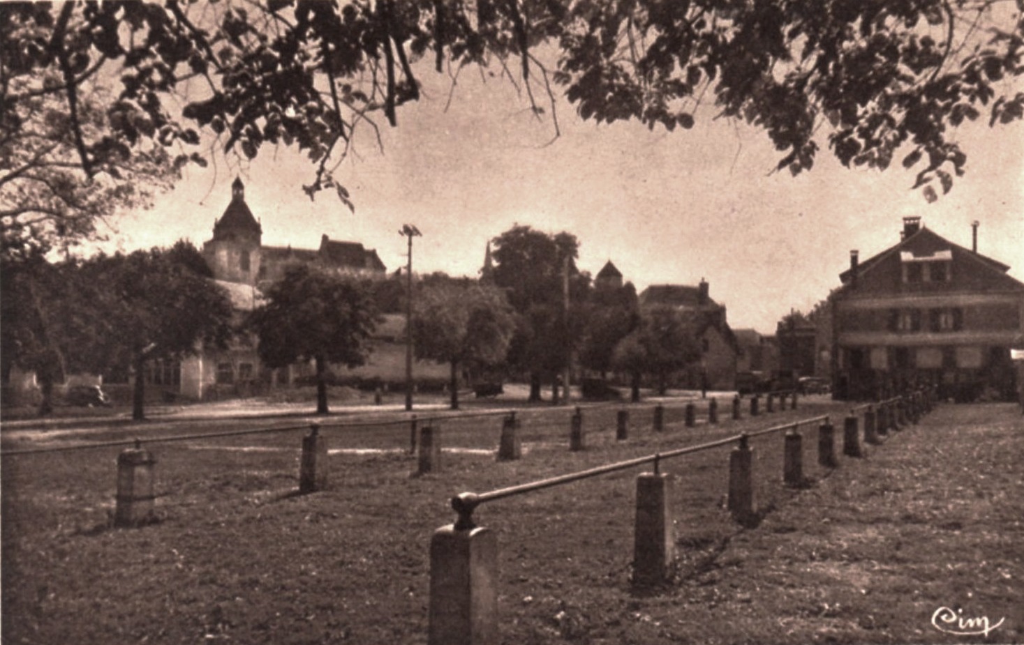 Luzy (Nièvre) Le vieux château et le champ de foire CPA