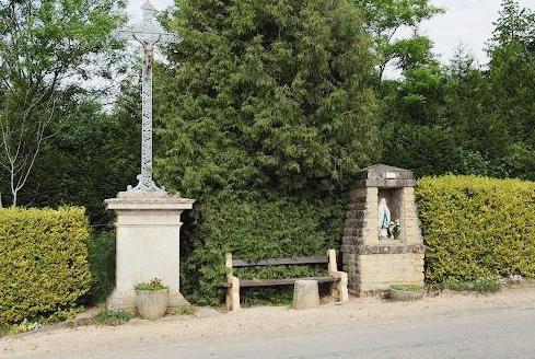 Luzy-Saint-Martin (Meuse) Le calvaire et l'oratoire