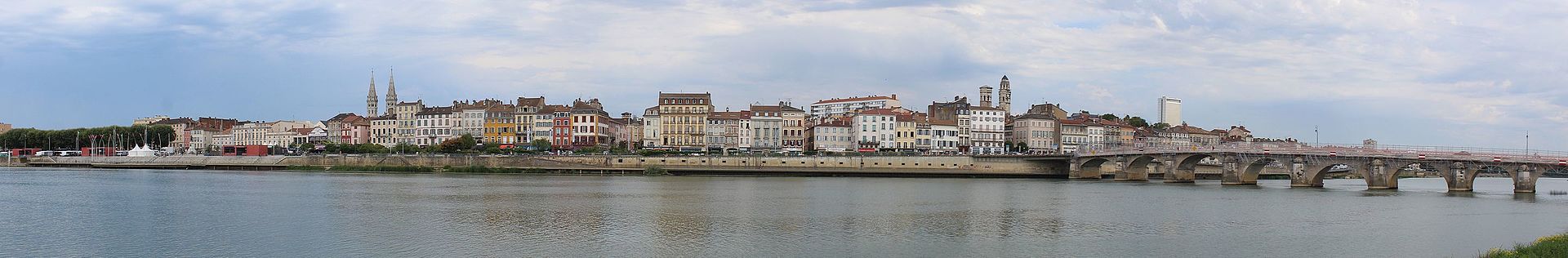 Mâcon (71) Vue panoramique sur les quais