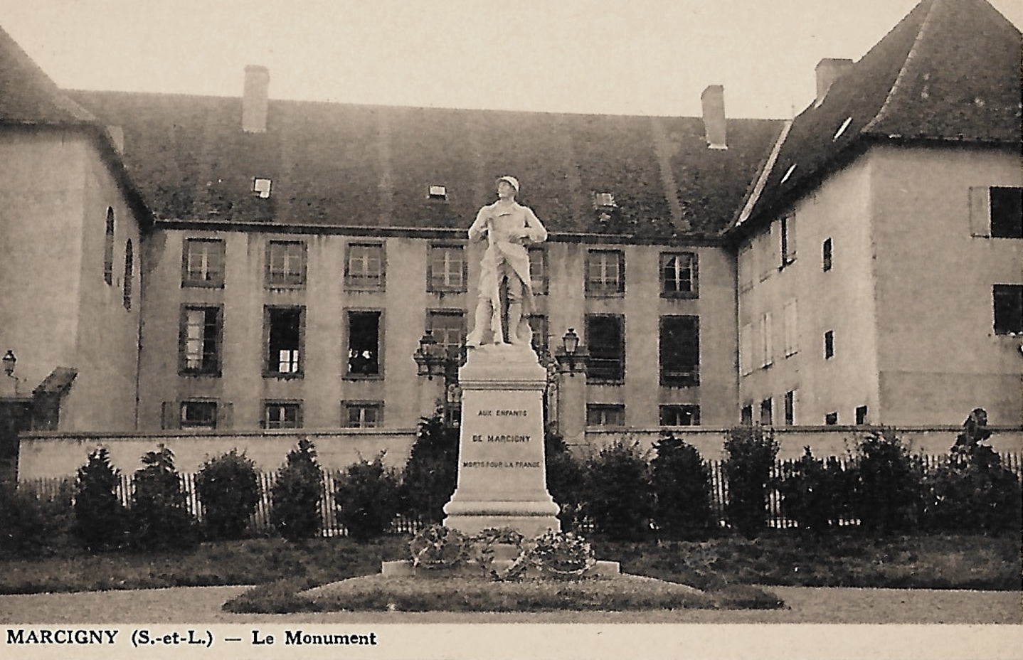 Marcigny (71) Monument aux morts CPA
