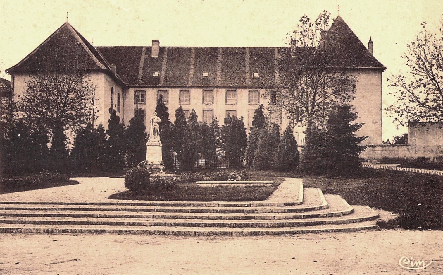 Marcigny (71) Monument aux morts devant l'Ecole supérieure CPA