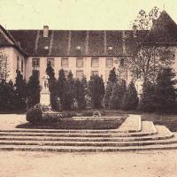 Marcigny (71) Monument aux morts devant l'Ecole supérieure CPA