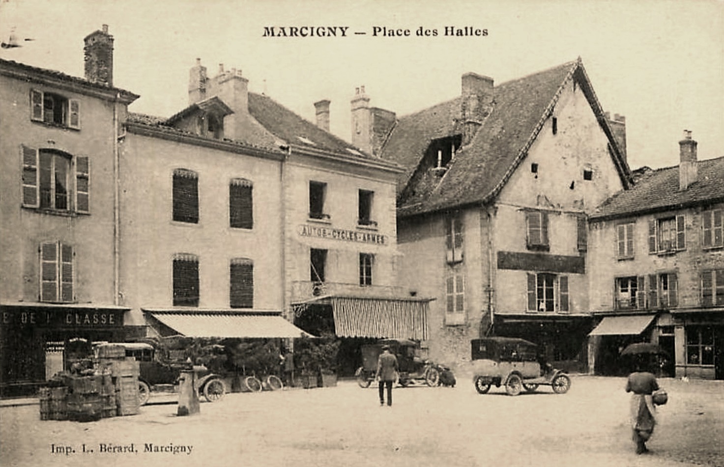 Marcigny (71) Place des Halles CPA