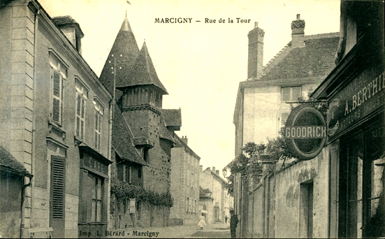 Marcigny (71) Rue de la Tour CPA