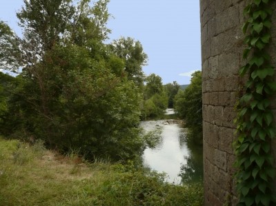 Vue de la chapelle romane de Saint-Amans