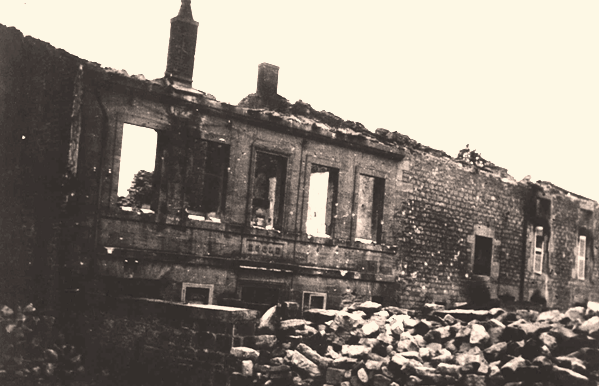 Martincourt-sur-Meuse (Meuse) L'école en ruines en 1940 CPA