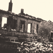 Martincourt-sur-Meuse (Meuse) L'école en ruines en 1940 CPA
