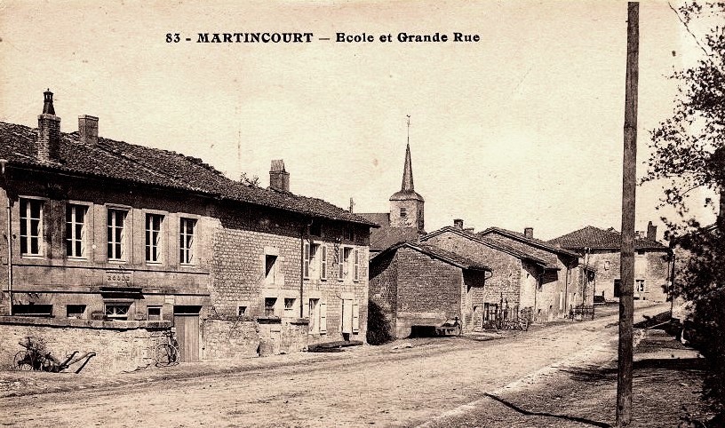 Martincourt-sur-Meuse (Meuse) La Grande rue et l'école CPA