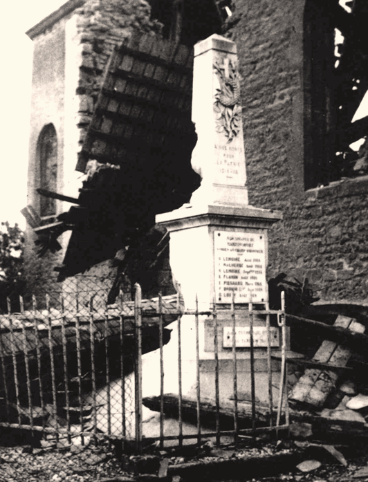 Martincourt-sur-Meuse (Meuse) Le monument aux morts en 1940 CPA