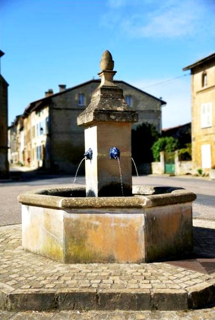 Marville (Meuse) La fontaine de la place Saint-Benoit