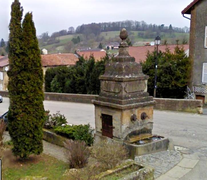 Marville (Meuse) La grande fontaine