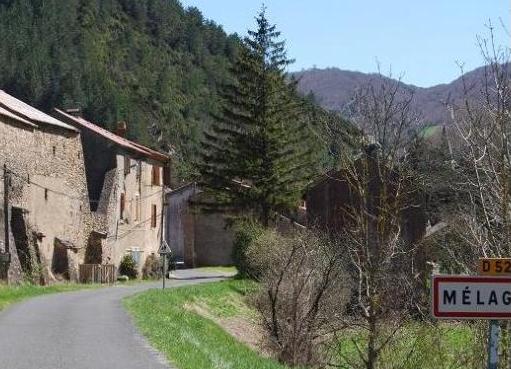 Mélagues (Aveyron) entrée du village