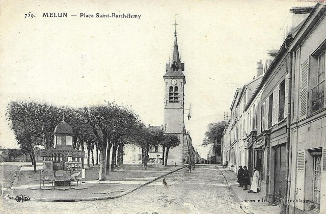 Melun seine et marne l eglise et la place saint barthelemy cpa