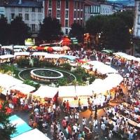 Un marché nocturne, place du Mandarous