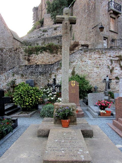 Mont saint michel manche l eglise saint pierre le cimetiere la croix du xvieme