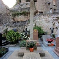 Mont saint michel manche l eglise saint pierre le cimetiere la croix du xvieme