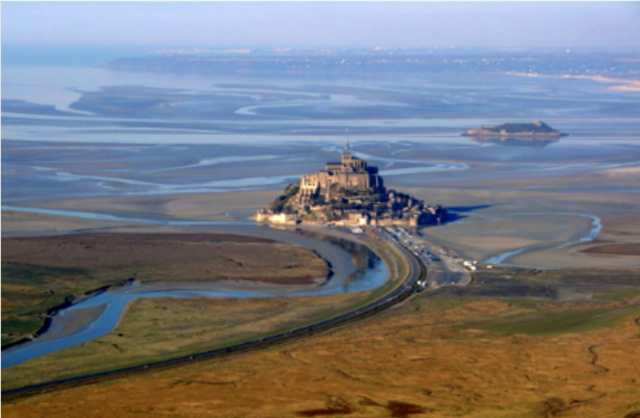 Mont saint michel manche la baie le mont et tombelaine au loin