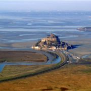 Mont saint michel manche la baie le mont et tombelaine au loin