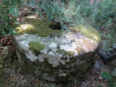 Cénomes, la meule romaine en basalte