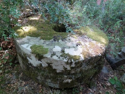 Montagnol aveyron cenomes meule romaine en basalte