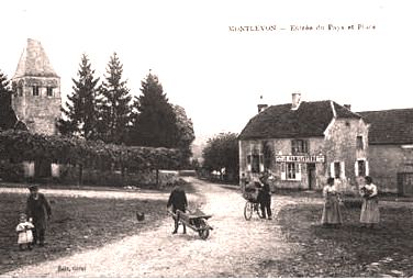 Montlevon (Aisne) CPA Entrée du village et place