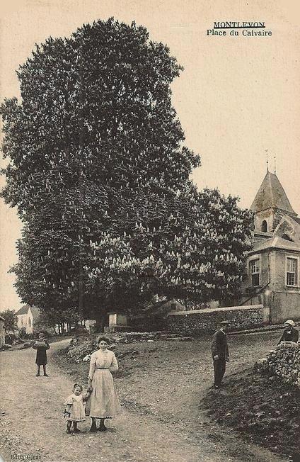 Montlevon (Aisne) CPA La Place du Calvaire