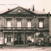 Montmédy (Meuse) L'hôtel de ville CPA