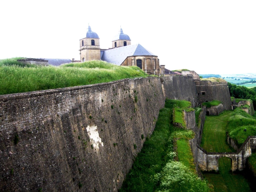 Montmédy (Meuse) La citadelle et l'église