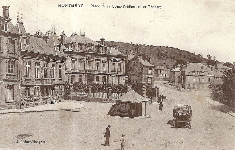 Montmédy (Meuse) La place de la Sous-préfecture CPA