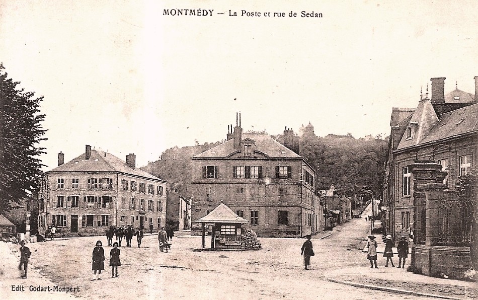 Montmédy (Meuse) La rue de Sedan CPA