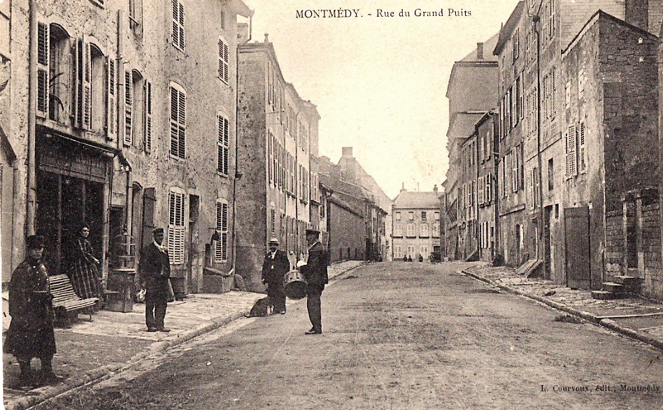 Montmédy (Meuse) la rue du Grand Puits CPA