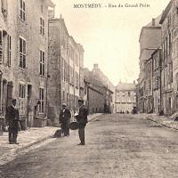 Montmédy (Meuse) la rue du Grand Puits CPA