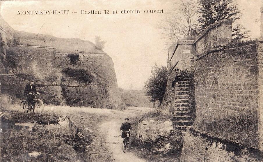 Montmédy (Meuse) Le bastion et le chemin couvert CPA