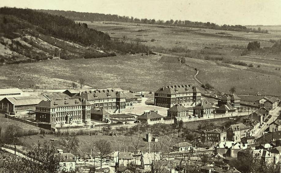 Montmédy (Meuse) Les casernes CPA