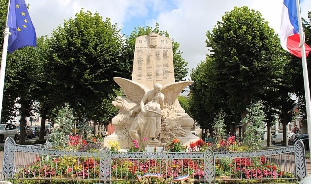 Montreuil pas de calais le monument aux morts