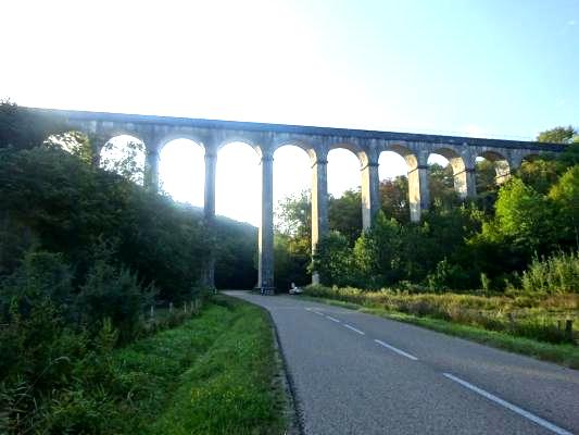 Montreuillon (Nièvre) L'Aqueduc